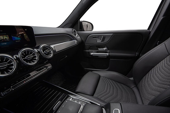 Mercedes-Benz EQB300 13 of 30