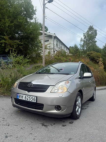 Toyota Corolla Verso 3 of 5