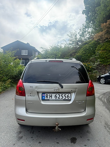 Toyota Corolla Verso 4 of 5