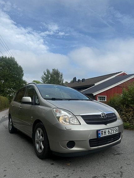 Toyota Corolla Verso 2 of 5