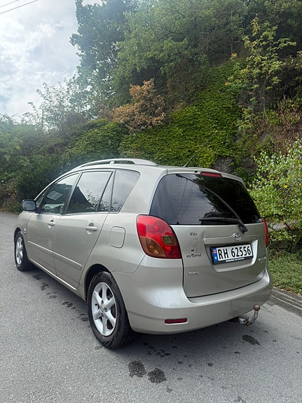 Toyota Corolla Verso 5 of 5