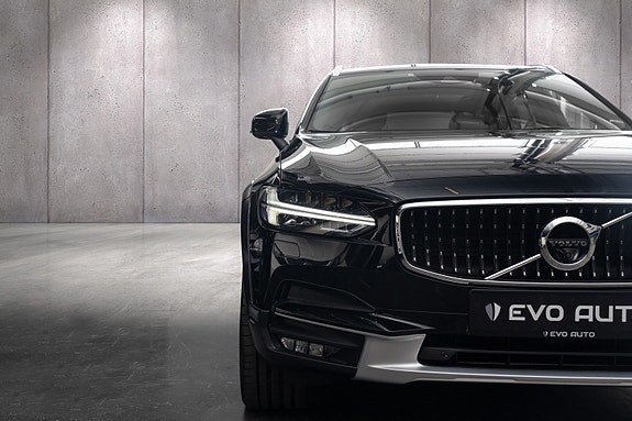 Volvo V90 Cross Country 2 of 5