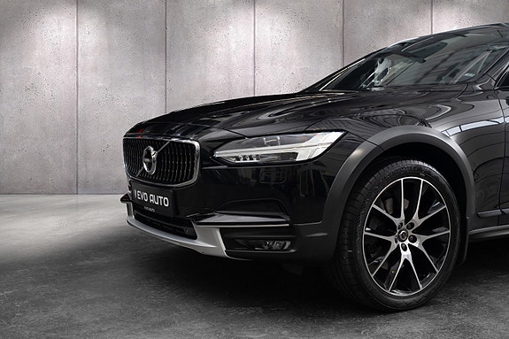 Volvo V90 Cross Country 3 of 5