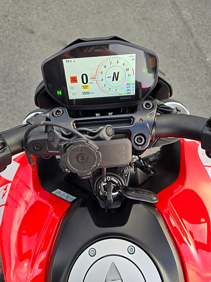 Ducati Hypermotard 950 RVE 7 of 9