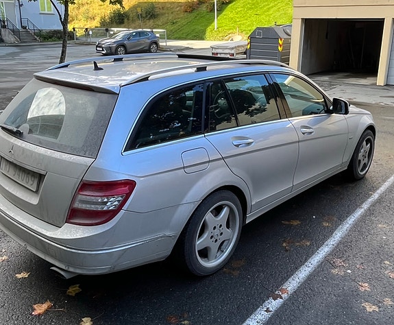 Mercedes-Benz C320 6 of 13
