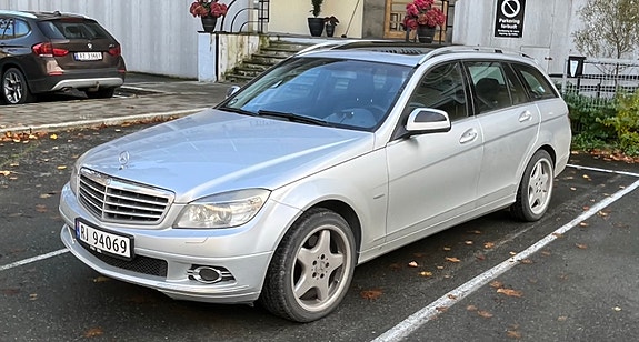 Mercedes-Benz C320 3 of 13