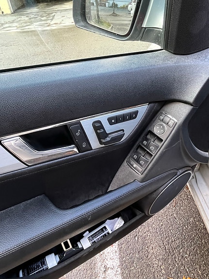 Mercedes-Benz C320 10 of 13