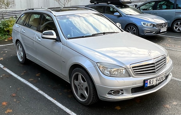 Mercedes-Benz C320 2 of 13