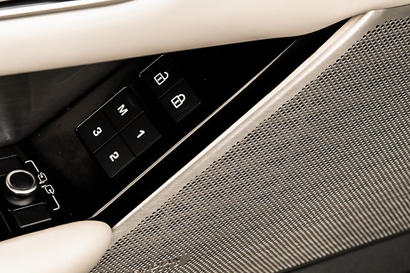 Land Rover Range Rover Velar 14 of 30
