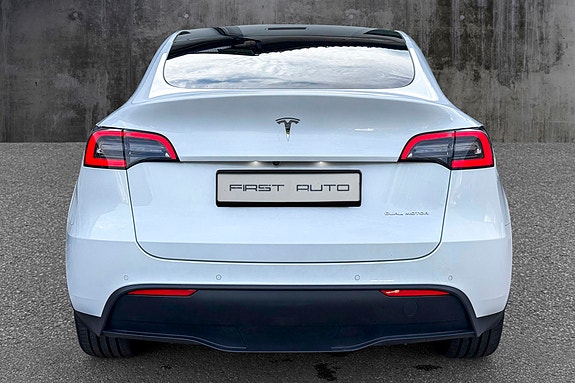 Tesla Model Y 6 of 12