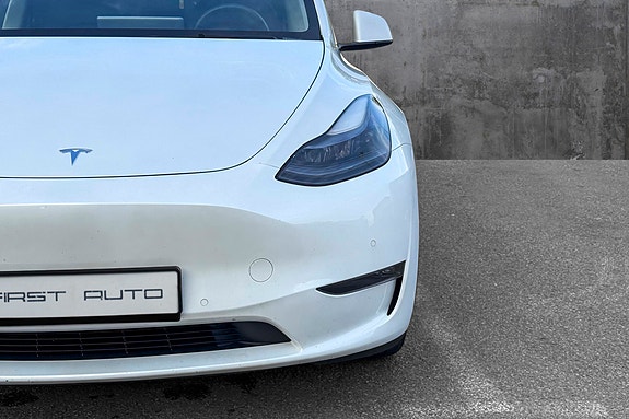 Tesla Model Y 4 of 12