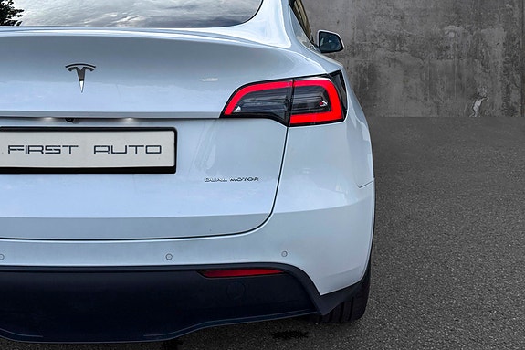 Tesla Model Y 7 of 12
