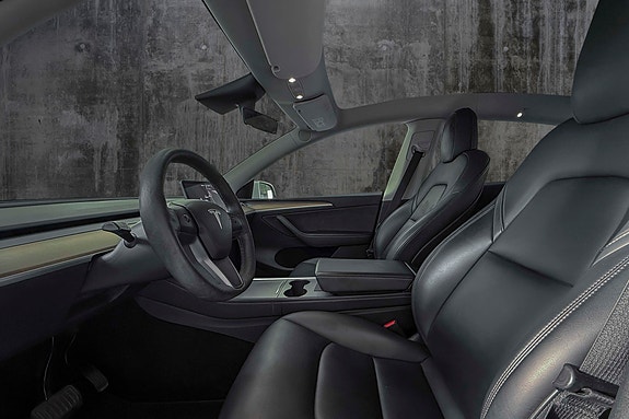 Tesla Model Y 9 of 12
