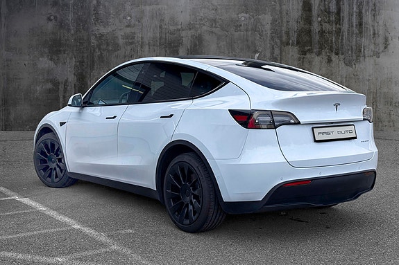 Tesla Model Y 5 of 12