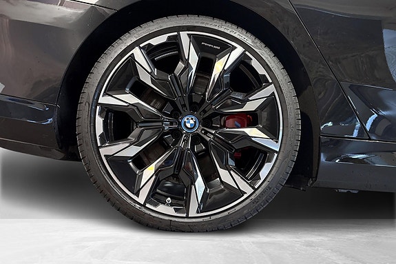 BMW i5 12 of 16
