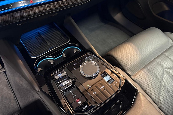 BMW i5 13 of 16