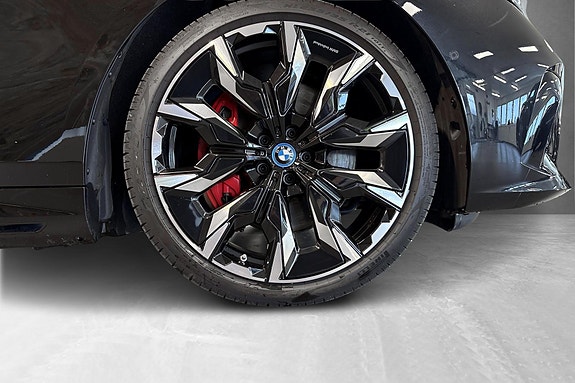 BMW i5 11 of 16