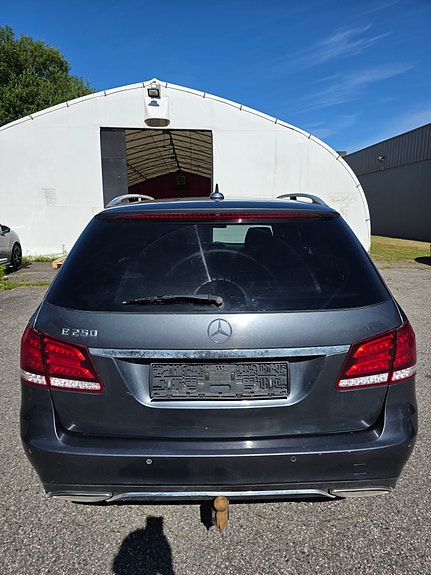 Mercedes-Benz E250 5 of 27