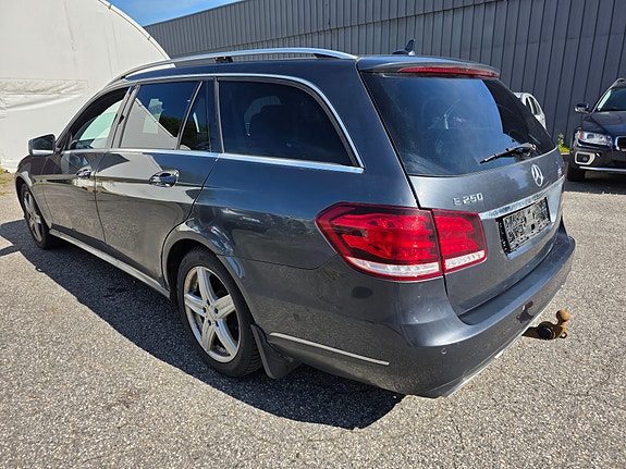 Mercedes-Benz E250 4 of 27