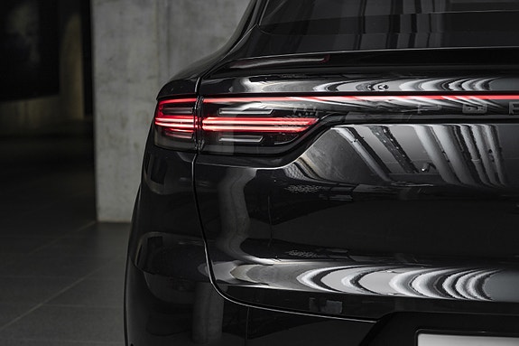 Porsche Cayenne 9 of 30
