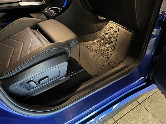BMW iX1 25 of 30