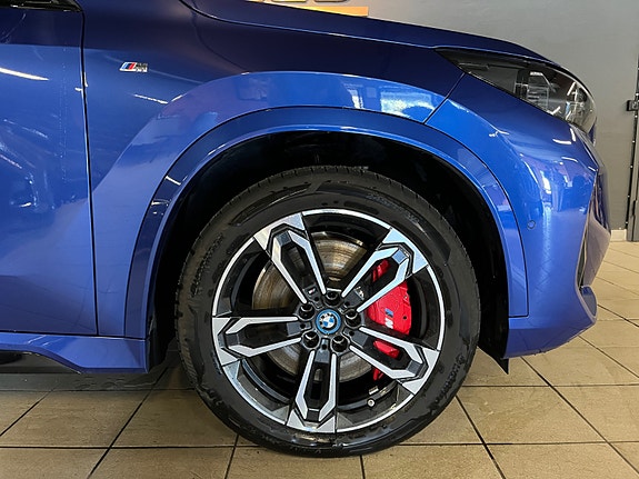 BMW iX1 8 of 30