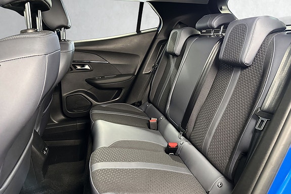 Bakseter med ISOFIX og komfortabelt stoff, perfekt for familier.