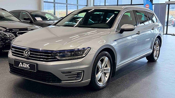 Volkswagen Passat 2 of 30