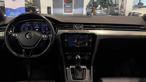 Volkswagen Passat 18 of 30