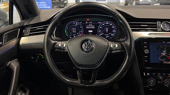 Volkswagen Passat 19 of 30