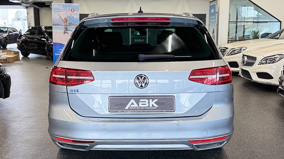 Volkswagen Passat 10 of 30