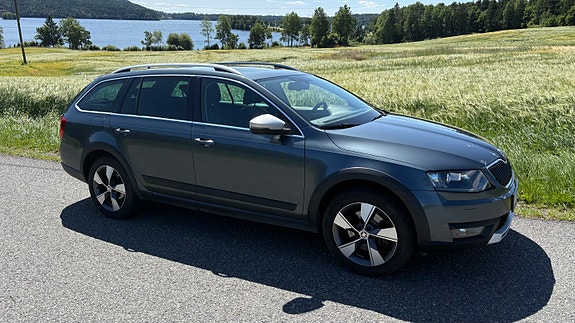 Skoda Octavia Scout 2 of 5