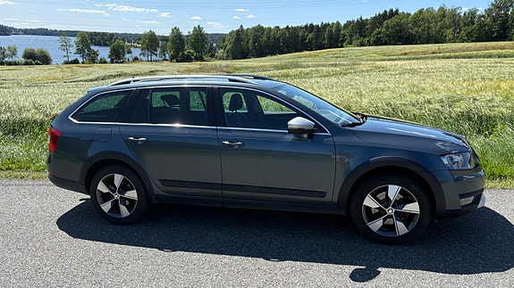 Skoda Octavia Scout 3 of 5