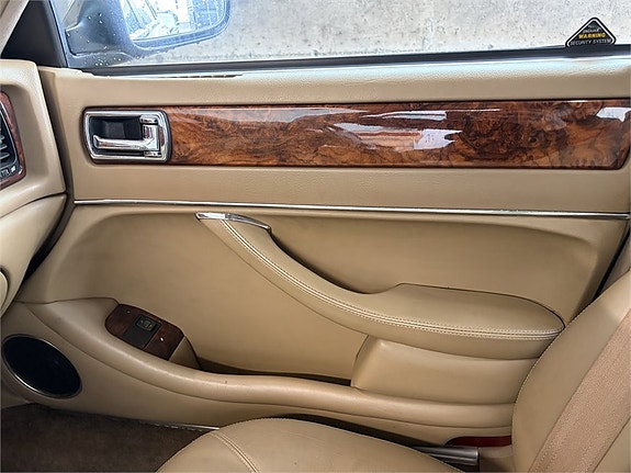 Jaguar XJ 27 of 30