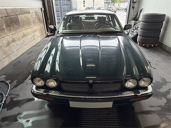 Jaguar XJ 5 of 30