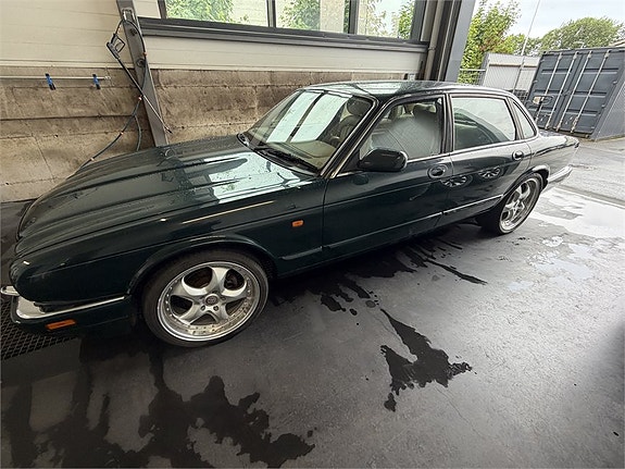 Jaguar XJ 4 of 30