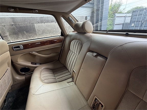 Jaguar XJ 21 of 30