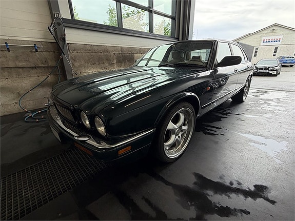 Jaguar XJ 7 of 30