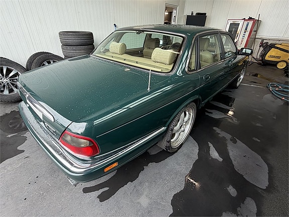 Jaguar XJ 9 of 30