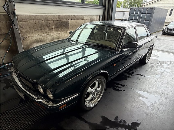 Jaguar XJ 3 of 30