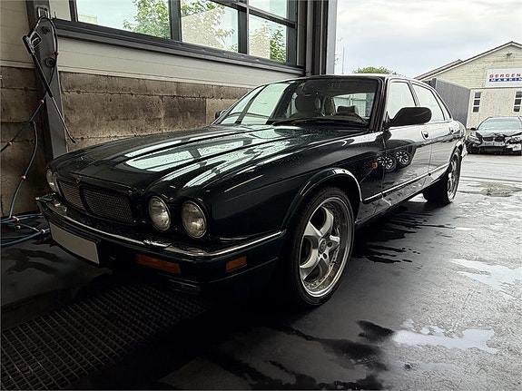 Jaguar XJ 2 of 30