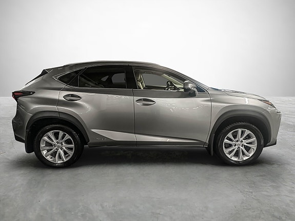 Lexus NX300h 5 of 5
