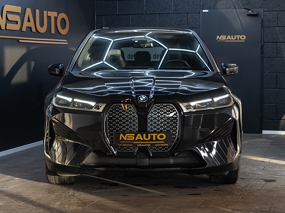 BMW iX 2 of 5