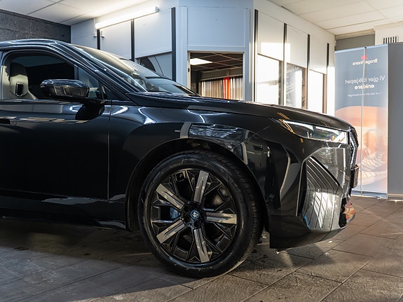 BMW iX 4 of 5