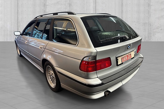 BMW 520i 4 of 5