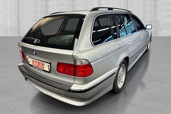 BMW 520i 3 of 5