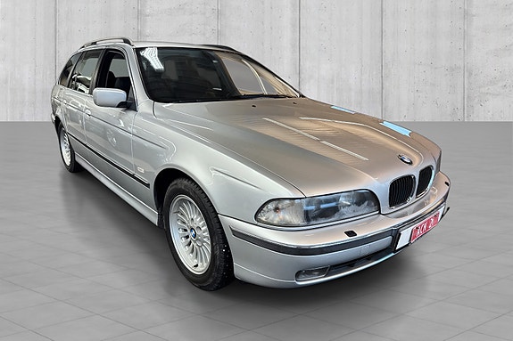 BMW 520i 2 of 5