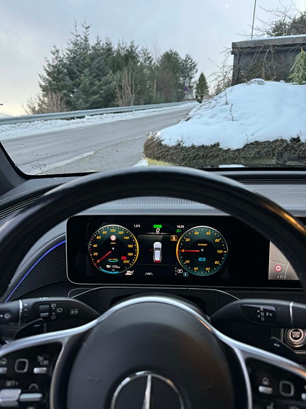 Mercedes-Benz EQC400 9 of 15