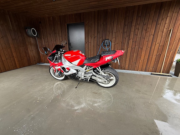 Yamaha YZF-R1 2 of 4