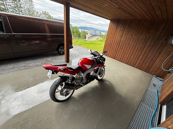 Yamaha YZF-R1 3 of 4